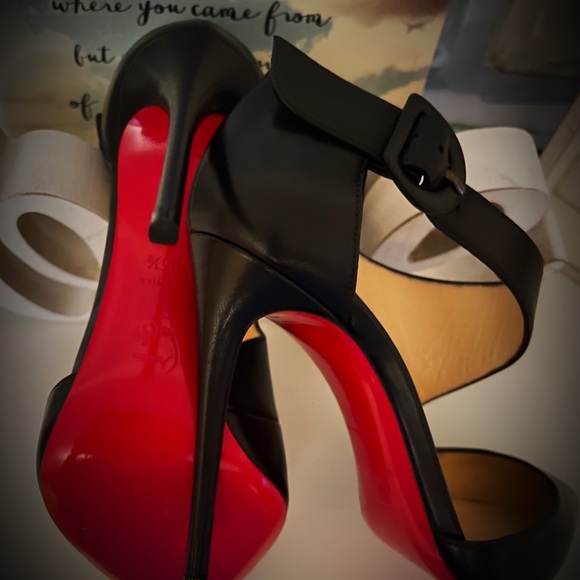 Christian Louboutin
Black Sharpeta 100 Nappa Shiny Sandals
Size: EU 35.5 - Picture 4 of 4